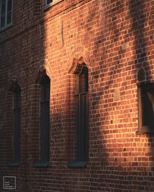 🇩🇪 “Neugotik in Wismar – ein Spiel aus Licht und Schatten”

Die Backsteinfassade, durchbrochen von feinen neugotischen Fensterelementen, leuchtet im goldenen Licht des späten Nachmittags. Dieses Detail ist ein wunderschönes Beispiel für die gotisierenden Einflüsse, die man in Wismar an vielen Ecken findet – sei es an ganzen Häusern oder, wie hier, an sorgfältig umgesetzten Einzelheiten. Die Neugotik zeigt sich als eine Hommage an die Tradition und verleiht dem Stadtbild eine fast romantische Note. Besonders faszinierend ist, wie das Sonnenlicht die Texturen und Konturen des Backsteins zum Leben erweckt – ein Fest für das Auge und die Kamera.

🇬🇧 “Neo-Gothic in Wismar – a play of light and shadow”

The brick façade, adorned with delicate neo-Gothic window details, glows in the golden light of late afternoon. This element is a wonderful example of the Gothic-inspired influences that can be found throughout Wismar—whether in entire buildings or, as here, in carefully crafted details. Neo-Gothic emerges as a tribute to tradition, adding a nearly romantic charm to the cityscape. Most fascinating is how the sunlight brings the textures and contours of the bricks to life—a feast for the eye and the camera.

#neugotik #wismar #architekturliebe #backsteingotik #stadtfotografie #lichtundschatten #architekturfotografie #denkmalpflege #fotografieinspiration #norddeutschland #brickgothic #nikonphotography #architecture_hunter #mecklenburg_vorpommern #entdecke_deutschland #raw_germany #goldenhourphotography #goldenhour #beautifuldestinations