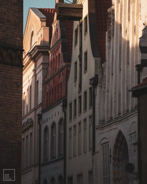 🇩🇪 „Geschichtsstunde“

Ein Spaziergang durch die Altstadt von Wismar an einem milden Nachmittag – was für eine wunderbare Zeitreise! Diese historischen Giebel, die in sanftes Licht getaucht sind, erzählen Geschichten von Hanse, Handel und Handwerk. Es ist beeindruckend, wie viel von diesem architektonischen Erbe noch erhalten ist. Ein wahrer Schatz für alle, die mit offenen Augen und einer Kamera auf Entdeckungsreise gehen. Wismar verzaubert mit jedem Blick!

🇬🇧 “History Lesson”

A stroll through Wismar’s old town on a mild afternoon – what a wonderful journey through time! These historic gables, bathed in soft light, tell tales of the Hanseatic League, trade, and craftsmanship. It’s incredible how much of this architectural heritage has been preserved. A true treasure for anyone exploring with open eyes and a camera in hand. Wismar enchants with every glance!

#wismar #altstadtwismar #hanseaticarchitecture #historicalbuildings #afternoonlight #urbanphotography #travelgermany #discoverhistory #wismaraltstadt #architecture #architecture_hunter #architecturephotography #detail #nikonphotography #instatravel #mecklenburgvorpommern #aufnachmv #goldenhour #raw_germany #deutschlandentdecken