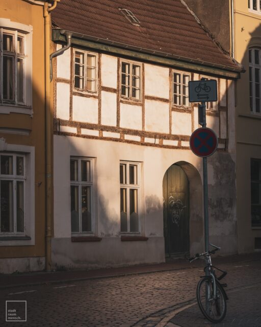 🇩🇪 „Die Inszenierung des Gewöhnlichen“

Ein Fahrrad, an ein Schild gelehnt – ein alltägliches Bild, das oft übersehen wird. Doch hier wird es durch Licht, Schatten und Komposition in den Fokus gerückt, fast wie ein stiller Protagonist in einer Szene des urbanen Alltags. Es erinnert daran, dass selbst die unscheinbarsten Dinge, wenn sie in den richtigen Kontext gesetzt werden, eine ganz eigene Schönheit entfalten können. Eine subtile Hommage an das Gewöhnliche, das in seiner Einfachheit oft übersehen wird.

🇬🇧 “The Staging of the Ordinary”

A bicycle leaned against a sign – an everyday scene often overlooked. Yet here, through light, shadow, and composition, it is brought to the forefront, almost like a silent protagonist in a vignette of urban life. It’s a reminder that even the most unassuming objects, when framed in the right context, can reveal their own unique beauty. A subtle homage to the ordinary, which often hides its charm in plain sight.

#urbanescapes #inszenierungdestäglichen #fahrradliebe #hansestadt #wismarfotografie #alltagsästhetik #straßenfotografie #denkmalgeschützt #minimalismus #lichtundschatten #altstadtliebe #stadtansichten #architekturliebe #unbeachtetschönheit #wismarmomente