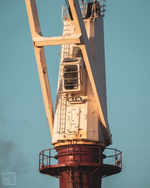 🇩🇪 „Hafenkräne“

Rostiger Stahl, verwittertes Metall und eine unverkennbare industrielle Ästhetik – was wäre eine Hansestadt ohne ihre Hafenkräne? Diese massiven Konstruktionen erzählen von der harten Arbeit, die einst den Puls des Hafens bestimmte. Kaum vorstellbar, wie es war, als die Segelschiffe hier anlegten und Menschen von Hand Waren entluden. Heute sind sie nicht nur funktionale Maschinen, sondern auch stille Zeugen einer reichen Geschichte.

🇬🇧 “Harbour Cranes”

Rusty steel, weathered metal, and a unique industrial charm – what would a Hanseatic city be without its harbour cranes? These massive structures tell stories of the hard labour that once drove the heartbeat of the port. It’s hard to imagine the days when sailing ships docked here, and goods were unloaded by hand. Today, they are not only functional machines but also quiet witnesses to a rich history.

#wismarhafen #wismar #hansestadtwismar #ostsee #hafen #hafenkräne #industrieästhetik #rostigerscharm #hafenliebe #hafenfotografie #industrielook #mecklenburgvorpommern #balticsea #hafenromantik #maritim #seefahrt #geschichtetrifftmoderne #denkmal #stahlimpressionen #hafenstadt #nikonphotography