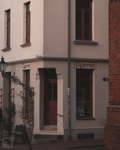 🇩🇪 „Ein Hauch von Kaiserzeit“

Der kleine Laden mit der nostalgischen Aufschrift „Cigarren“ erinnert an eine Zeit, in der Tabakwaren zum festen Sortiment der Kolonialwarenläden gehörten. Solche Geschäfte waren Treffpunkte des gesellschaftlichen Lebens, wo Geschichten ausgetauscht und die exotischen Produkte der Welt bestaunt wurden. Mit seinem historischen Charme versetzt dieser Ort uns zurück in die Kaiserzeit und erzählt von einer Epoche, in der Genuss und Handwerk eng verbunden waren.

🇬🇧 “A Whiff of Imperial Times”

The quaint shop with the nostalgic sign “Cigarren” harks back to an era when tobacco products were a staple of colonial goods stores. These shops were hubs of social life, where stories were shared, and the exotic products of the world admired. With its historical charm, this place transports us to the Imperial era, telling tales of a time when craftsmanship and indulgence went hand in hand.

#nostalgie #zigarrenladen #kaiserzeit #kolonialwaren #historisch #altstadtflair #wismar #hansestadt #denkmalgeschützt #zeitreise #architekturliebe #geschichtetrifftmoderne #traditionundhandwerk #genusskultur #wismarfotografie #nikonphotography #colonialism #kaiserreich