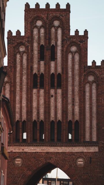 🇩🇪 „Wismar – Hanseatische Perle an der Ostsee“

Wismar, eine Stadt, in der hanseatisches Flair und eine bezaubernde Altstadt verschmelzen. Die Backsteingotik erzählt Geschichten von vergangener Handelsmacht, während die idyllischen Gassen zum Verweilen einladen. Hier wird Geschichte nicht nur sichtbar, sondern fühlbar – ein Stück lebendige Hansegeschichte an der Ostsee.

🇬🇧 “Wismar – Hanseatic Gem by the Baltic Sea”

Wismar, a city where Hanseatic charm meets a captivating old town. The brick Gothic architecture tells tales of past trade dominance, while the quaint alleys invite you to linger. Here, history is not just seen but felt – a living piece of Hanseatic history by the Baltic Sea.

#wismar #wismarliebe #hanseatisch #backsteingotik #ostseeliebe #altstadt #architektur #stadtfotografie #germanytravel #historicalcity #architecturephotography #norddeutschland #mecklenburgvorpommern #hansestadtwismar #urbanphotography #nikonphotography
