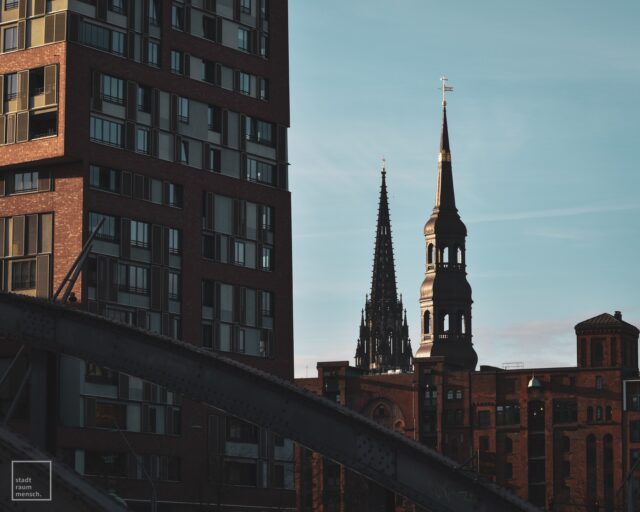 🇩🇪 Old but Gold

Beim Sortieren meiner Festplatte bin ich auf diese Aufnahme gestoßen – festgehalten im Jahr 2021, als ich selbst noch Tourist in dieser Stadt war. Es ist eines dieser Bilder, das für mich zeitlos bleibt – ein Fenster in das, was Hamburg ausmacht.

Die klare Linie moderner Architektur am Rand der HafenCity trifft hier auf den jahrhundertealten Stolz der Türme von St. Nikolai und St. Katharinen, die wie stille Wächter über den Dächern der Stadt thronen. Dazwischen: die Backsteinbauten der Speicherstadt, Kontorhäuser, Brücken – und ein Licht, so nordisch, dass es fast fühlbar ist.

Kein Wunder, dass die New York Times Hamburg als eines der Reiseziele ausgezeichnet hat, die man unbedingt gesehen haben muss. Für mich ist es ein Privileg, hier zu leben – umgeben von Moderne, Handel, Tradition und dieser unverwechselbaren Schönheit, die diese Stadt jeden Tag aufs Neue bietet.

Jetzt seid ihr dran: Welche Orte dieser Stadt sollte man unbedingt gesehen und festgehalten haben? Was sind eure Perspektiven auf Hamburg?

🇬🇧 Old but Gold

While sorting through my hard drive, I stumbled upon this photo – captured back in 2021, when I was still a tourist in this city. It’s one of those timeless images for me – a window into everything that makes Hamburg so special.

The sleek lines of modern architecture on the edge of HafenCity meet the age-old pride of the towers of St. Nikolai and St. Katharinen, standing tall and silent like watchful guardians over the city. In between: the brick-built Speicherstadt, office buildings, bridges – and a light so distinctly Nordic, it feels almost tangible.

It’s no surprise that The New York Times named Hamburg one of the must-see destinations. For me, it’s a privilege to live here – surrounded by modernity, trade, tradition, and the unmistakable beauty that makes Hamburg captivating every single day.

Now it’s your turn: Which places in this city should everyone visit and capture? What are your personal perspectives on Hamburg?

#hamburgliebe #nyt52placestogo #nyt #travelphotography #travelgram #hamburg #visithamburg #hamburgmeineperle #hansestadthamburg #norddeutschland #moinhamburg #nikonphotography