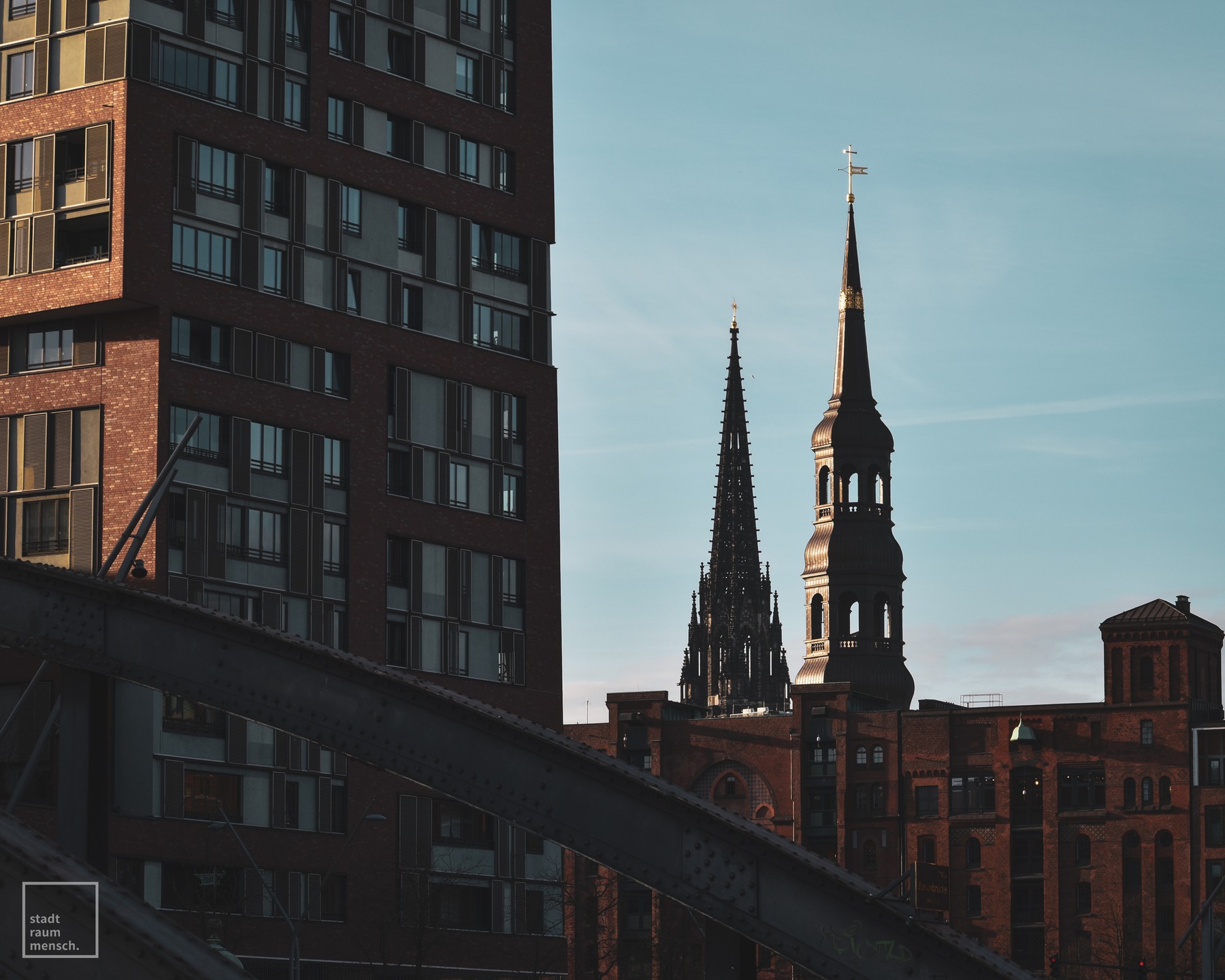 🇩🇪 Old but Gold

Beim Sortieren meiner Festplatte bin ich auf diese Aufnahme gestoßen – festgehalten im Jahr 2021, als ich selbst noch Tourist in dieser Stadt war. Es ist eines dieser Bilder, das für mich zeitlos bleibt – ein Fenster in das, was Hamburg ausmacht.

Die klare Linie moderner Architektur am Rand der HafenCity trifft hier auf den jahrhundertealten Stolz der Türme von St. Nikolai und St. Katharinen, die wie stille Wächter über den Dächern der Stadt thronen. Dazwischen: die Backsteinbauten der Speicherstadt, Kontorhäuser, Brücken – und ein Licht, so nordisch, dass es fast fühlbar ist.

Kein Wunder, dass die New York Times Hamburg als eines der Reiseziele ausgezeichnet hat, die man unbedingt gesehen haben muss. Für mich ist es ein Privileg, hier zu leben – umgeben von Moderne, Handel, Tradition und dieser unverwechselbaren Schönheit, die diese Stadt jeden Tag aufs Neue bietet.

Jetzt seid ihr dran: Welche Orte dieser Stadt sollte man unbedingt gesehen und festgehalten haben? Was sind eure Perspektiven auf Hamburg?

🇬🇧 Old but Gold

While sorting through my hard drive, I stumbled upon this photo – captured back in 2021, when I was still a tourist in this city. It’s one of those timeless images for me – a window into everything that makes Hamburg so special.

The sleek lines of modern architecture on the edge of HafenCity meet the age-old pride of the towers of St. Nikolai and St. Katharinen, standing tall and silent like watchful guardians over the city. In between: the brick-built Speicherstadt, office buildings, bridges – and a light so distinctly Nordic, it feels almost tangible.

It’s no surprise that The New York Times named Hamburg one of the must-see destinations. For me, it’s a privilege to live here – surrounded by modernity, trade, tradition, and the unmistakable beauty that makes Hamburg captivating every single day.

Now it’s your turn: Which places in this city should everyone visit and capture? What are your personal perspectives on Hamburg?

#hamburgliebe #nyt52placestogo #nyt #travelphotography #travelgram #hamburg #visithamburg #hamburgmeineperle #hansestadthamburg #norddeutschland #moinhamburg #nikonphotography