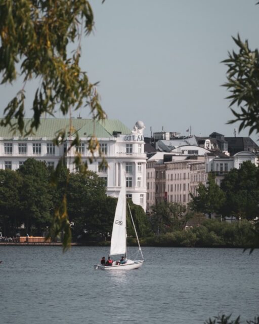 🇩🇪
„Vorgeschmack auf den Sommer“

Wenn die Tage jetzt noch kalt, aber sonnig sind, erinnert mich dieses Bild an den vergangenen Sommer in Hamburg – und daran, wie sehr ich mich auf den nächsten freue. Das Hotel Atlantic, majestätisch an der Außenalster gelegen, war einer meiner ersten Lieblingsorte, seit ich hierher gezogen bin. Im warmen Licht der goldenen Stunde, die typischen Segelboote im Wasser der Außenalster davor, zeigt sich die Stadt von ihrer feinsten Seite. Ein Stück Erinnerung, das Lust auf all das macht, was kommt.

🇬🇧
“A taste of summer to come”

Though the days are still cold, the sunshine reminds me of last summer in Hamburg – and just how much I’m looking forward to the next one. The Hotel Atlantic, majestically situated on the banks of the Outer Alster, became one of my first favourite places after moving here. Bathed in the warm light of golden hour, with the iconic sailboats drifting across the Alster in front, the city reveals itself at its finest. A fragment of memory that stirs excitement for everything that’s still to come.

#hamburg #hotelatlantic #throwback #hamburgliebe
[Werbung wg. Markennennung, unbezahlt]